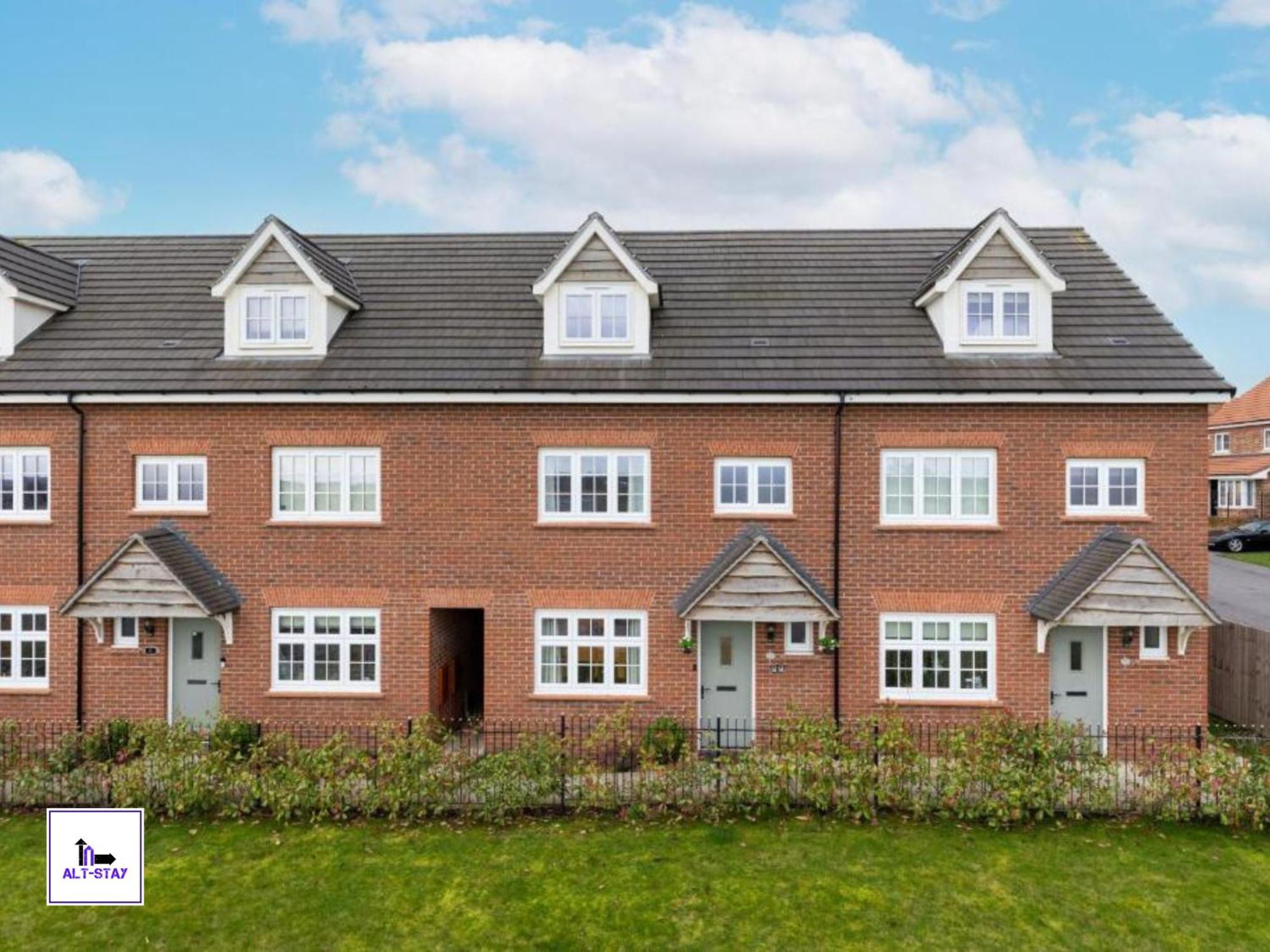 4 Bed 3 Bath - Kirkstall House By Alt-Stay Accommodation - Ideal For Contractors & Remote Workers - Long Stays Welcome 웨이크필드 외부 사진