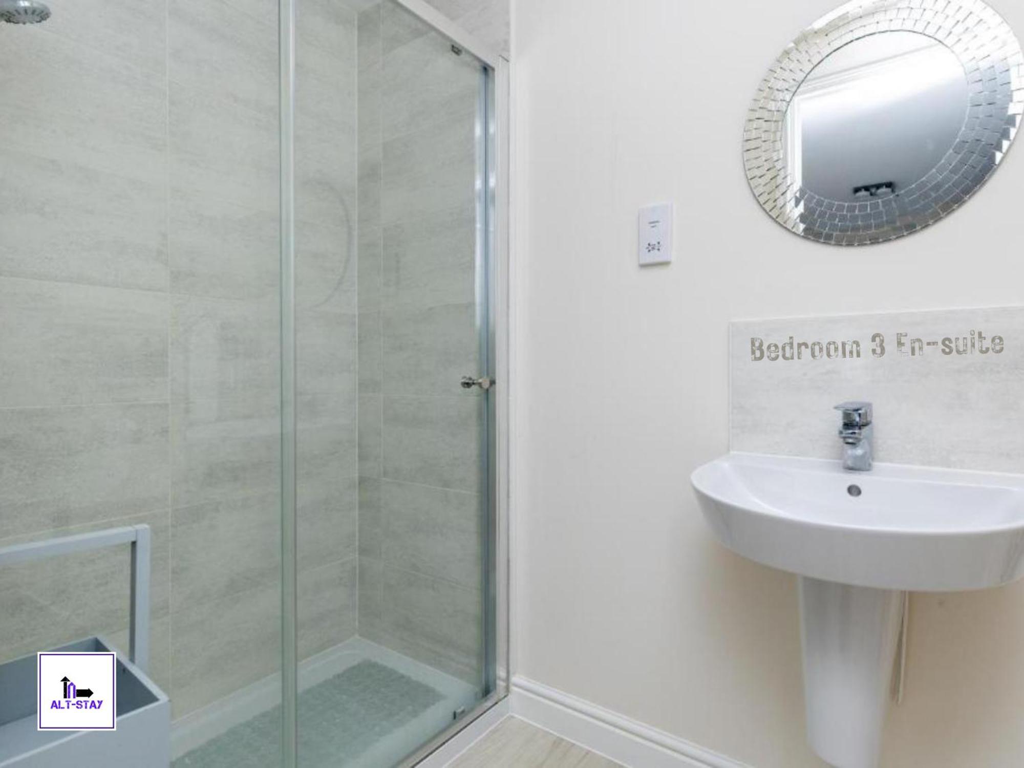 4 Bed 3 Bath - Kirkstall House By Alt-Stay Accommodation - Ideal For Contractors & Remote Workers - Long Stays Welcome 웨이크필드 외부 사진