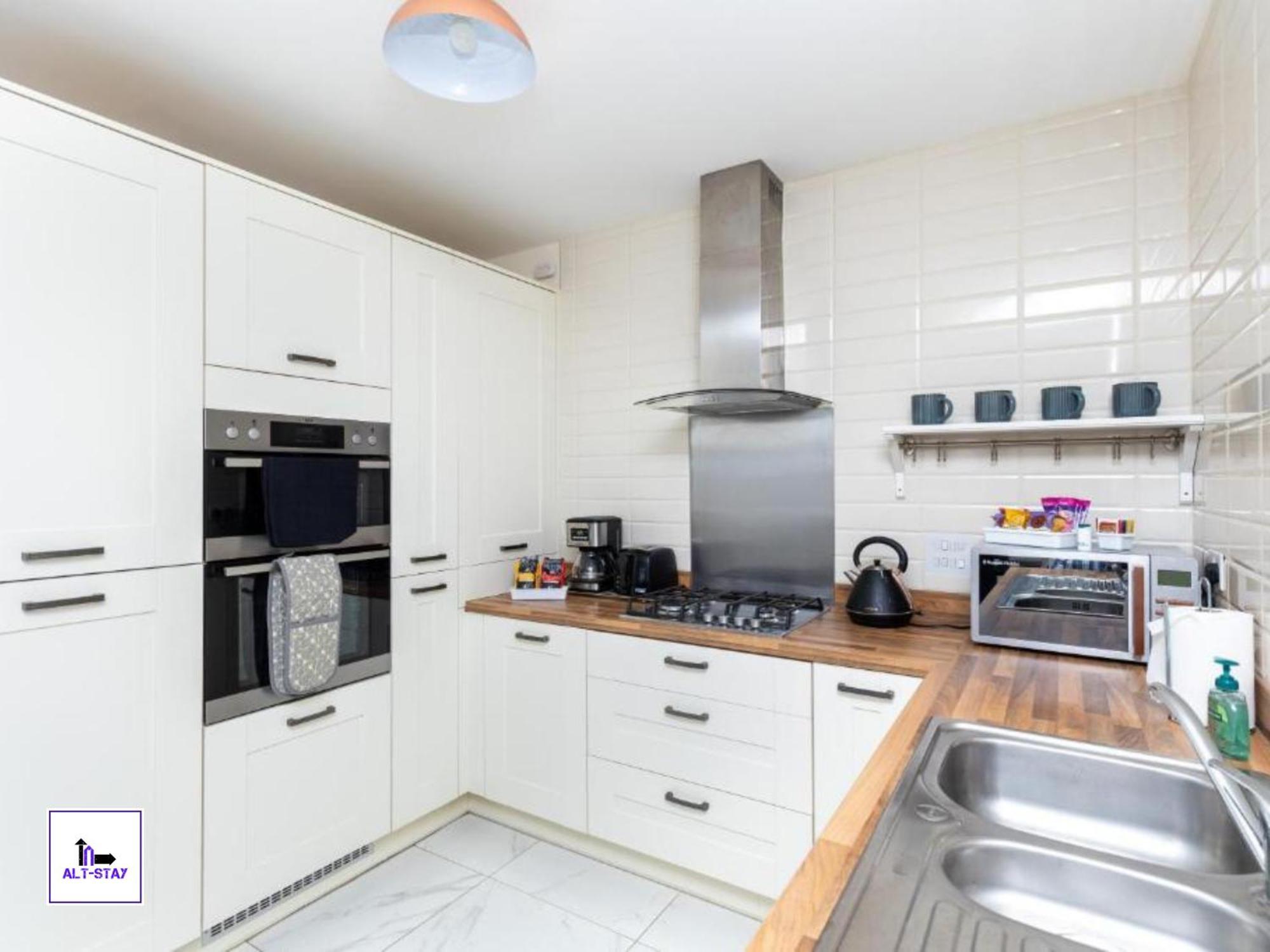 4 Bed 3 Bath - Kirkstall House By Alt-Stay Accommodation - Ideal For Contractors & Remote Workers - Long Stays Welcome 웨이크필드 외부 사진
