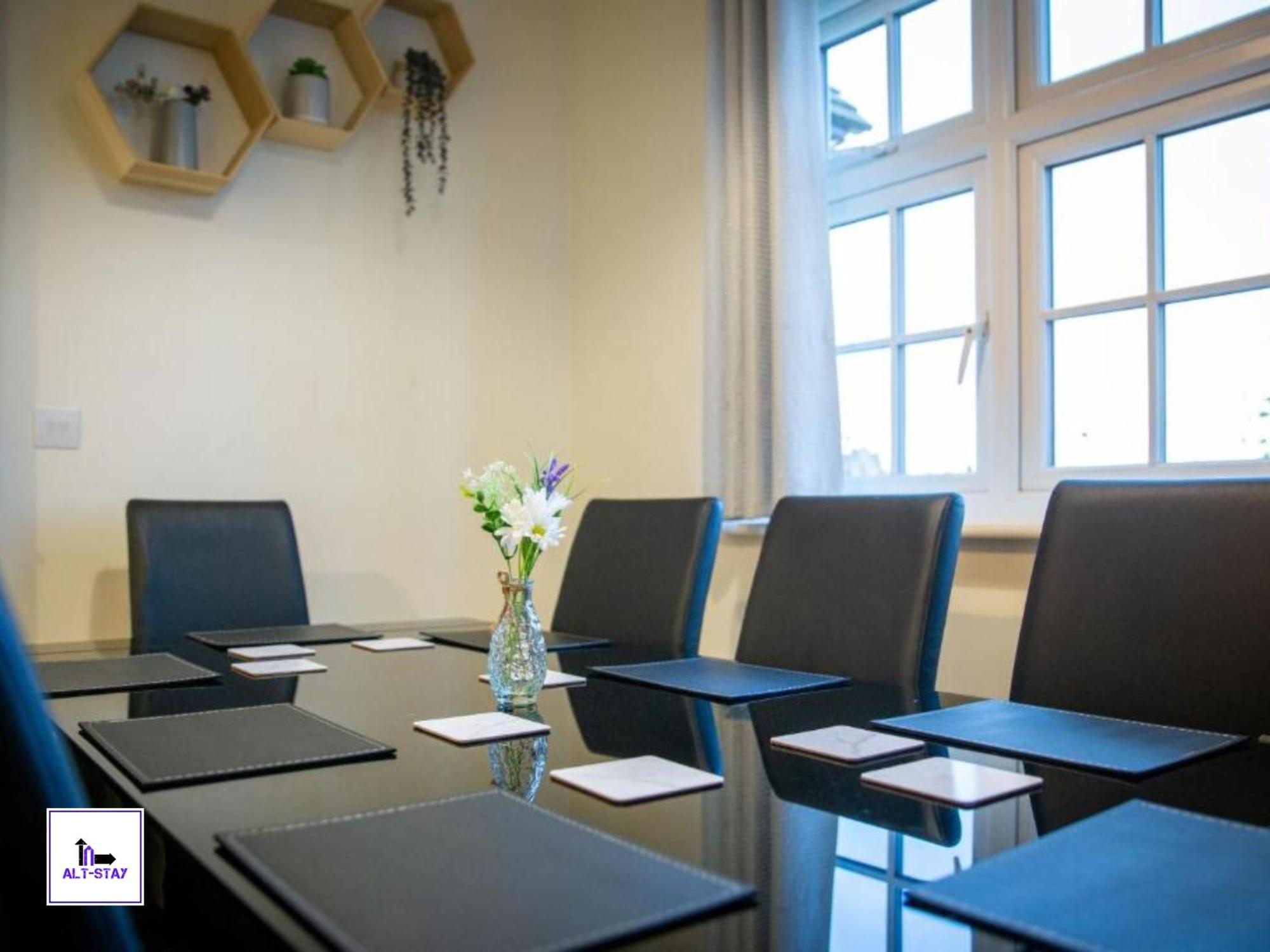 4 Bed 3 Bath - Kirkstall House By Alt-Stay Accommodation - Ideal For Contractors & Remote Workers - Long Stays Welcome 웨이크필드 외부 사진