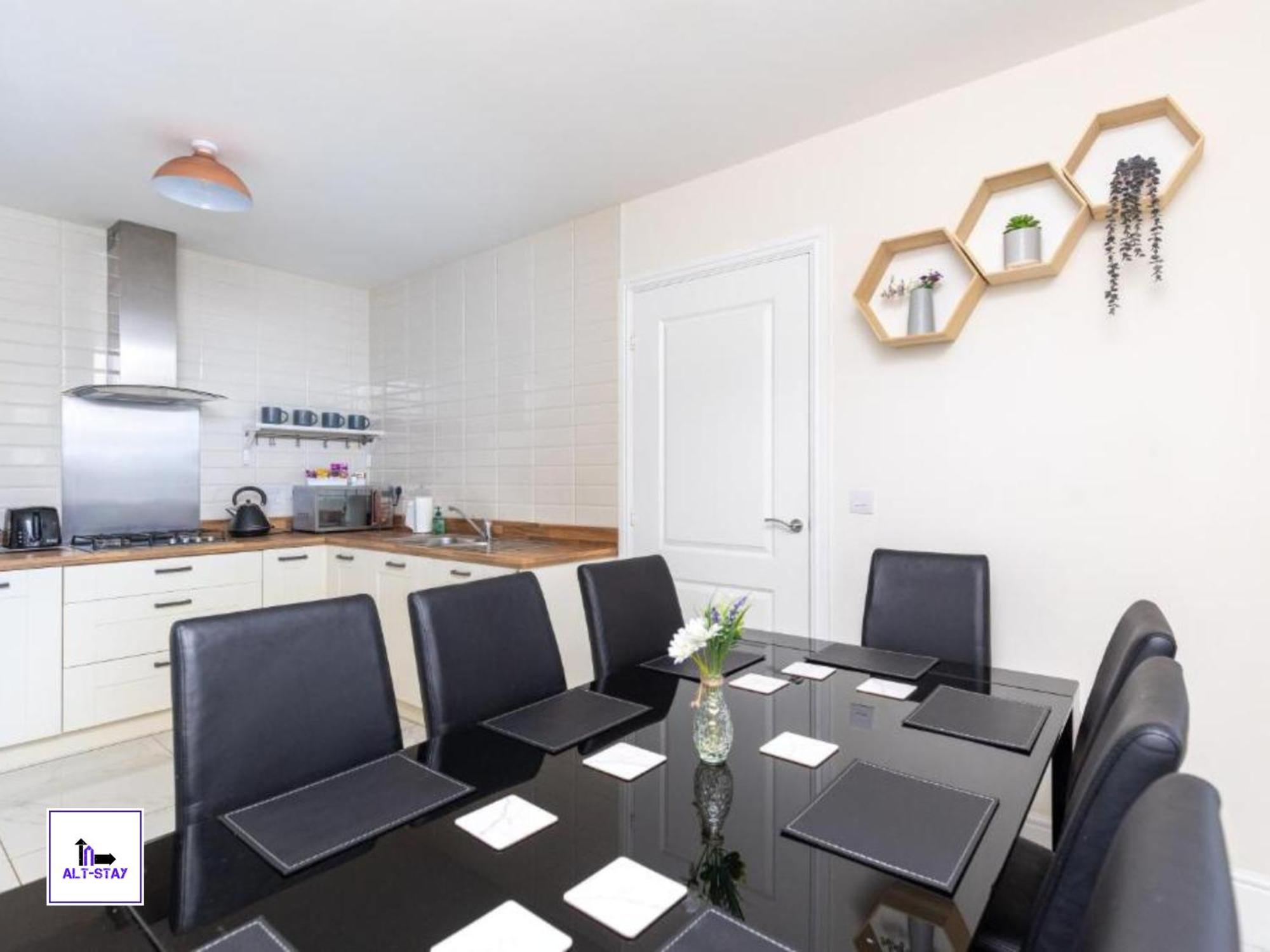 4 Bed 3 Bath - Kirkstall House By Alt-Stay Accommodation - Ideal For Contractors & Remote Workers - Long Stays Welcome 웨이크필드 외부 사진
