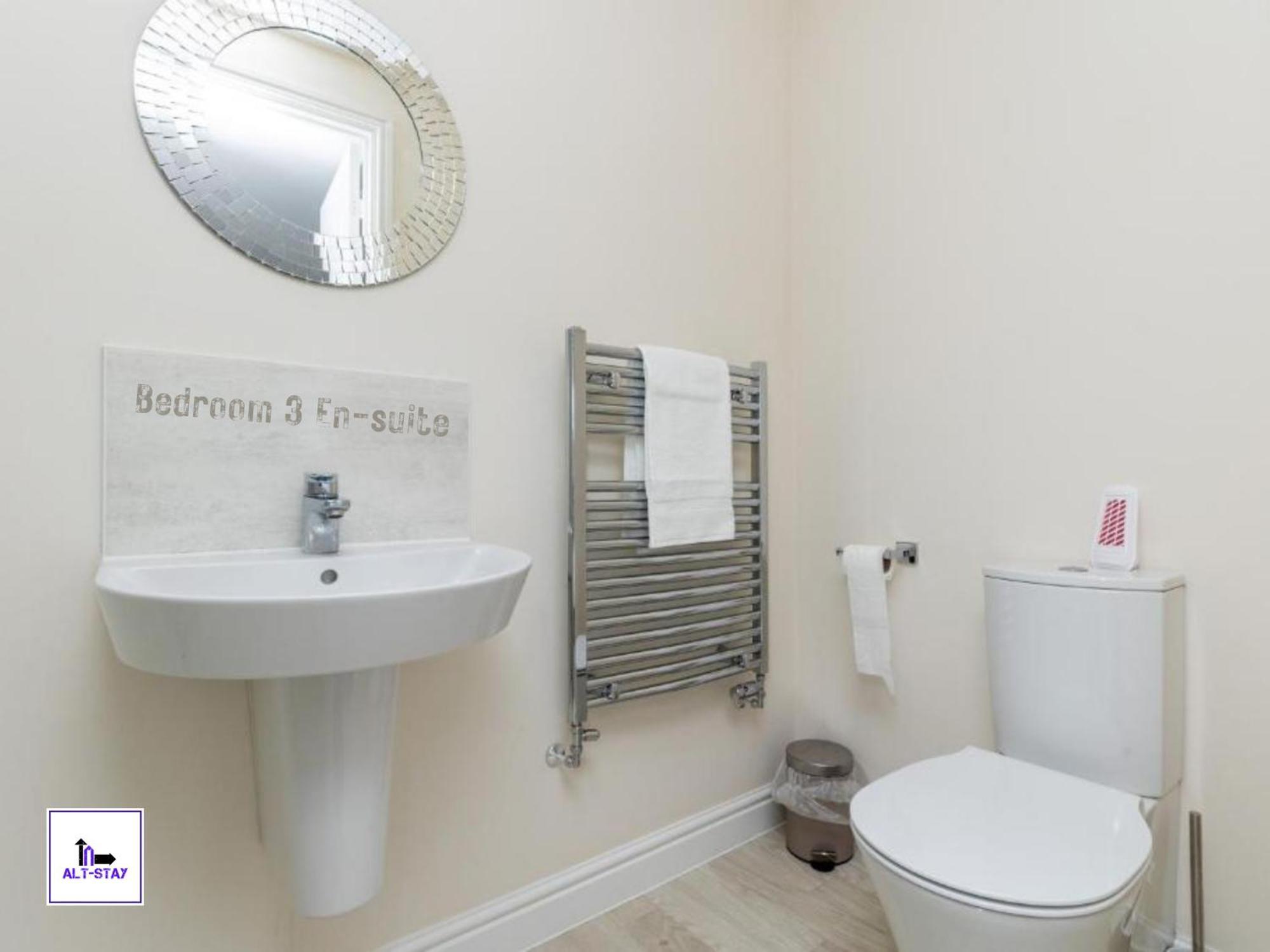 4 Bed 3 Bath - Kirkstall House By Alt-Stay Accommodation - Ideal For Contractors & Remote Workers - Long Stays Welcome 웨이크필드 외부 사진
