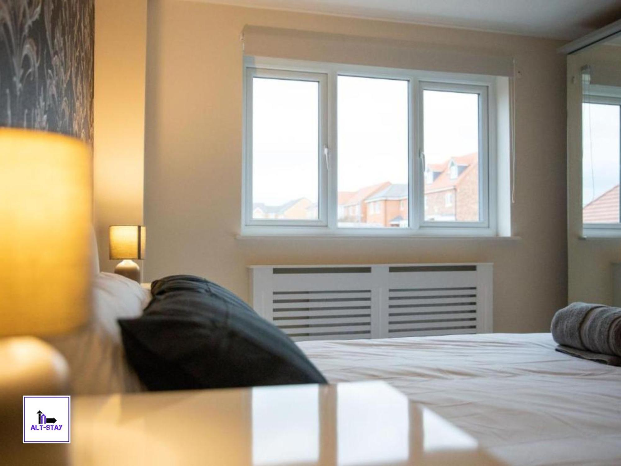 4 Bed 3 Bath - Kirkstall House By Alt-Stay Accommodation - Ideal For Contractors & Remote Workers - Long Stays Welcome 웨이크필드 외부 사진